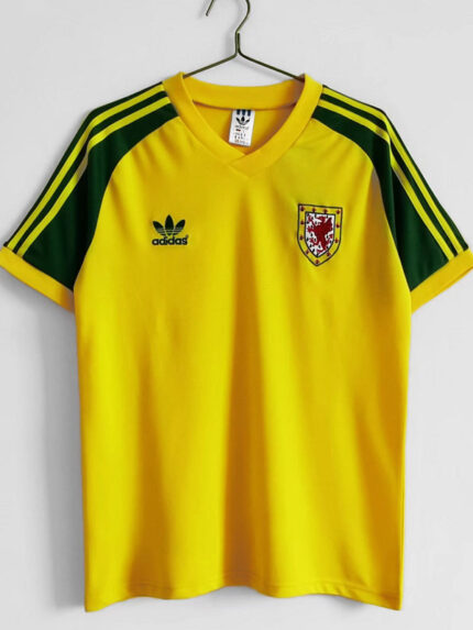 EQUIPACIÓN RETRO GALES 1982